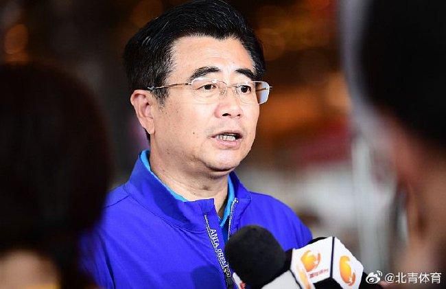 两男一马