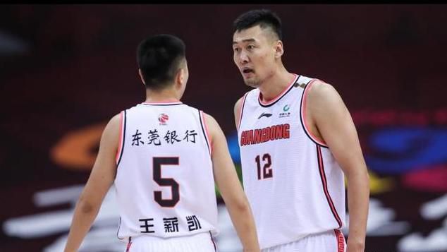 是男人就帮她脱