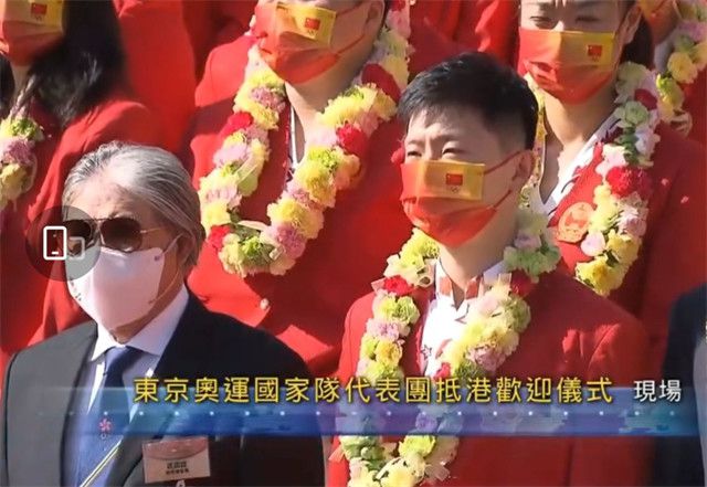 认真工作的她